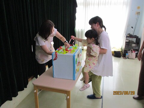 お母さんに抱っこしてもらって、エイ！