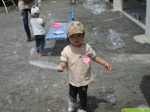 わーい、シャボン玉いっぱい😄