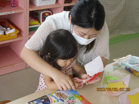 お母さんと一緒にはさみでちょっきん✄