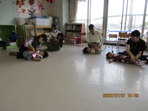 みんなが「うどん」に変身！コネコネされてます