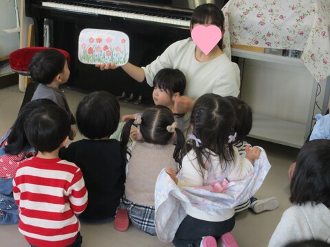 お水をお花にあげようね