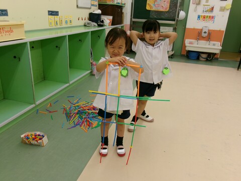 2人で棒人間を作ってみたよ。人の形になっているのが分かるかな？