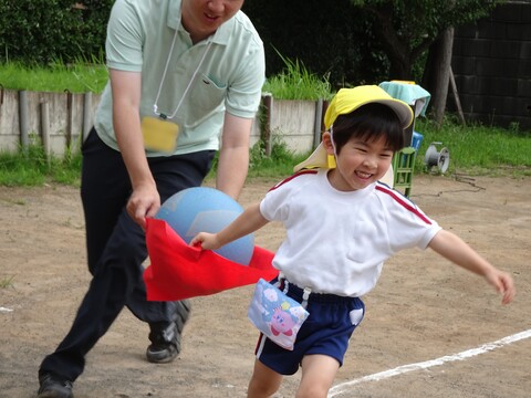 お父さんやお母さんと協力してボールを運びました！