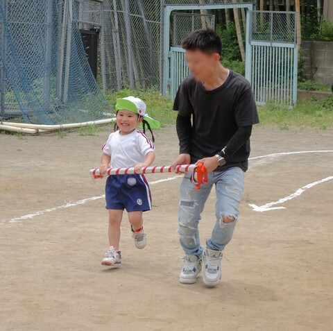 お父さん、お母さんと協力して長い棒を運びました！！