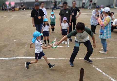 子ども→保護者の順でバトンを繋いでリレーを行ないました！