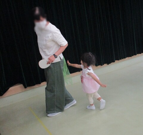 お母さんのしっぽつかまえた！