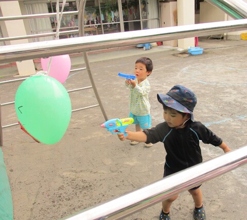 👻風船に水鉄砲シュッシュッ💦