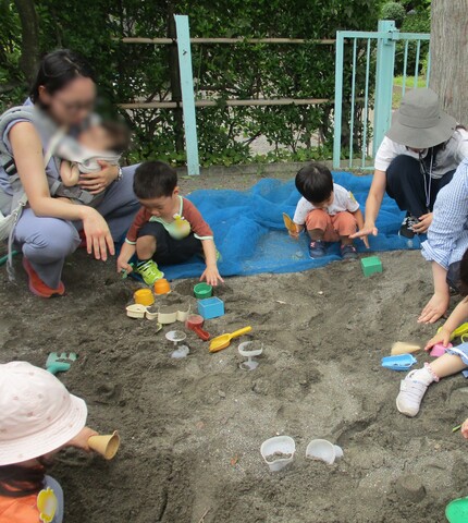 おともだちとお砂遊び