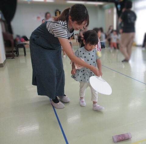 うちわでパタパタ…転がれ〜