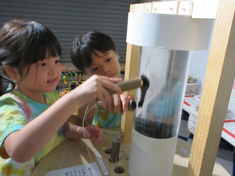 液体なのに磁石にくっついた！！