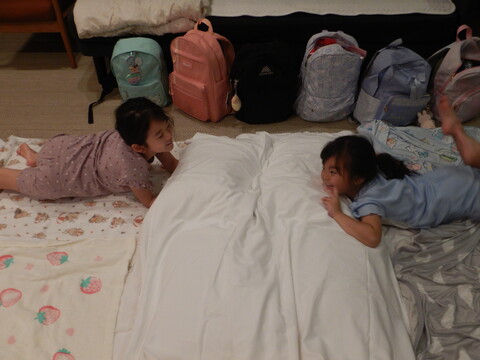 夜はお友達と協力して自分たちで布団にシーツをかけました！