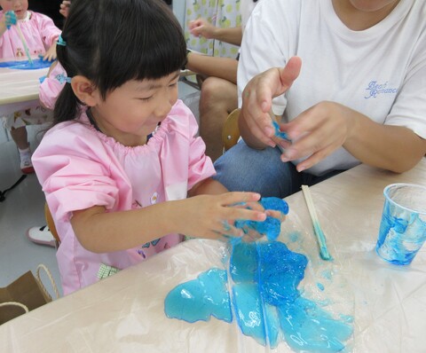 スライムを机の上に出して遊びました！