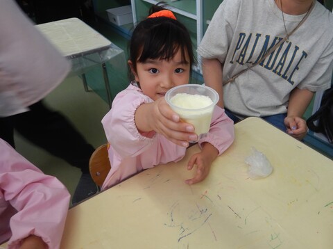 バスボムの素を入れてギュッギュと固めて完成！