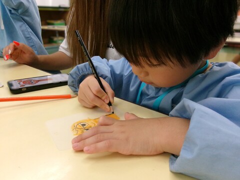 プラ板に好きな絵を描いてオーブンへ！