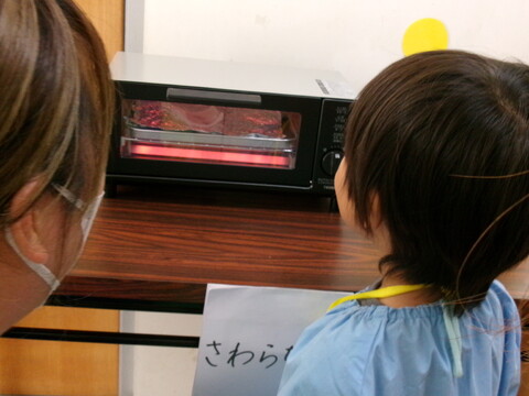 温まるとシューっと小さくなって本で挟んで平らにしたらキーチェーンを付けて完成！