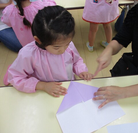 よく飛ぶ紙飛行機をお父さんお母さんに教えてもらいながら一緒に折りました✈