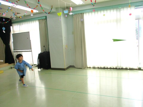 ホールでみんなで紙飛行機を飛ばしました！