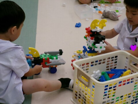 ブロックの玩具が好きな2人！どんなのにするか仲良くお話してます😊