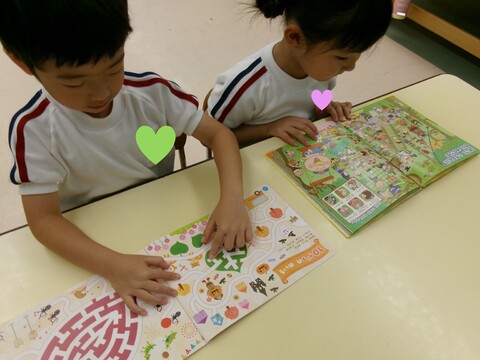 お部屋に戻ったら、2人は絵本に夢中👓