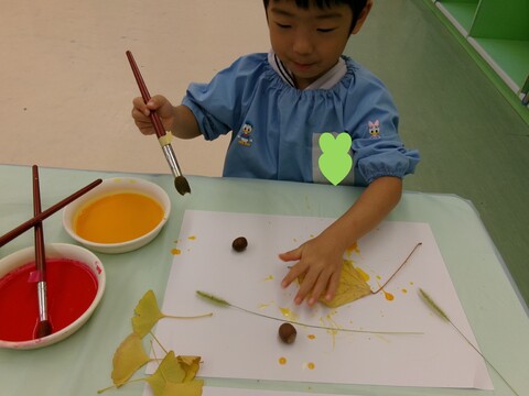 葉っぱに絵の具をつけてスタンプぺったん！