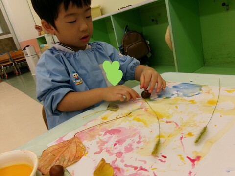 どんぐりに絵の具をつけてコロコロ…線路を作ってるよ⭐
