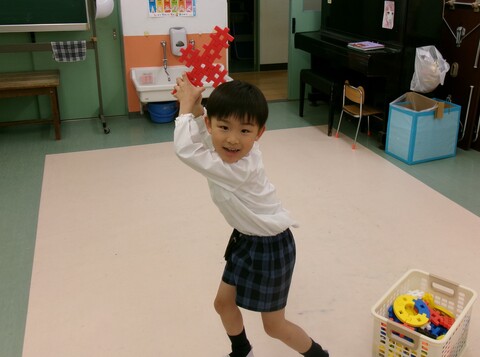 かっこいい剣を持って、僕の決めポーズを見て！