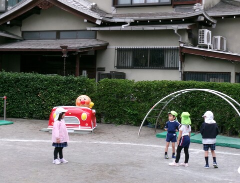 みんなで色鬼をしているよ。鬼さんは何色を言うかな？