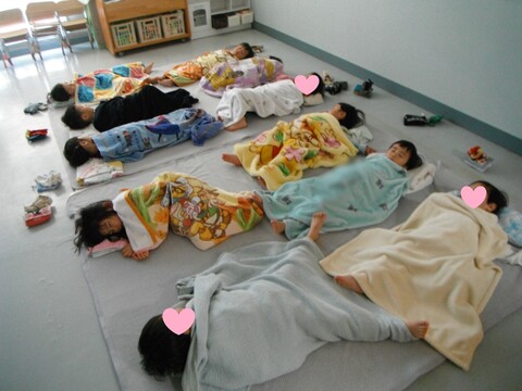 👶赤ちゃんにお布団かけてあげる