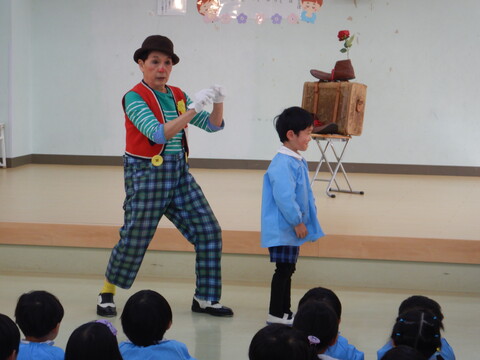 ピエロのナムがお友達の体に触れるとおもしろい音が鳴ったよ！