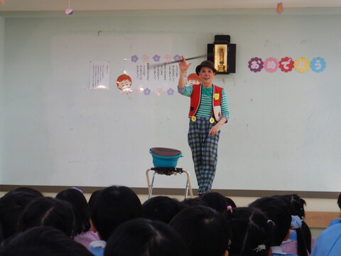 ピンクのハンカチがあっという間にステッキに！😲