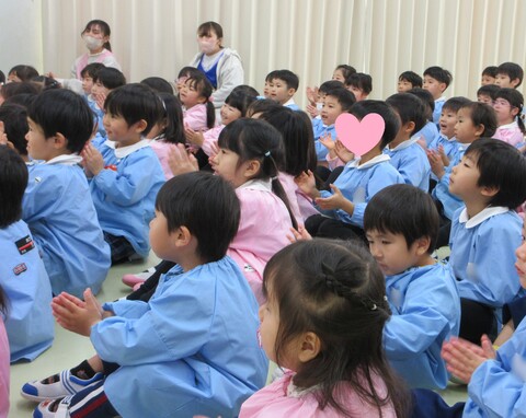 次々のマジックに驚きっぱなしの子ども達！