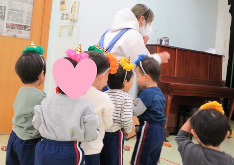 先生の後ろに隠れながら豆まき頑張ったよ！