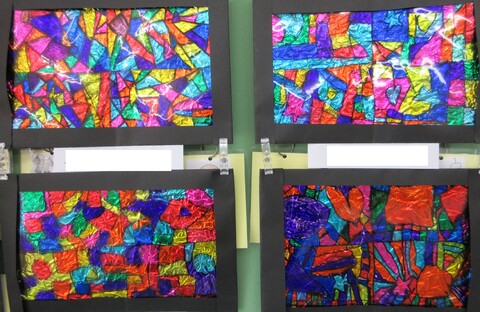 年長さんはステンドグラス作りました。