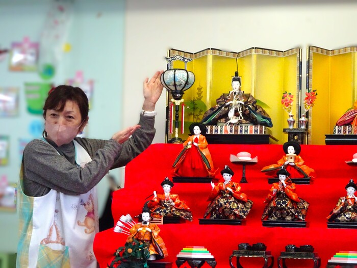 絵本を使って説明中☆(ひなまつり)