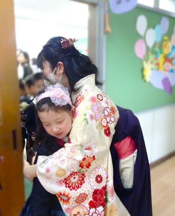 大好きな先生と最後のハグ♡(卒園式)