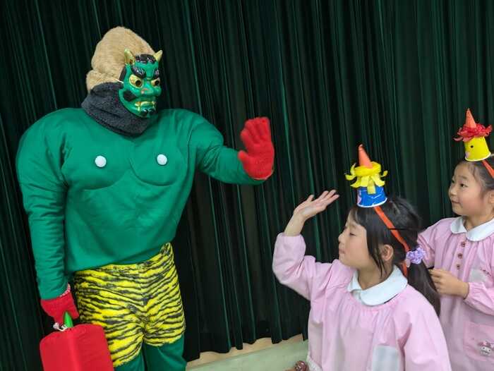 最後はタッチで仲直り☆(節分：豆まき)