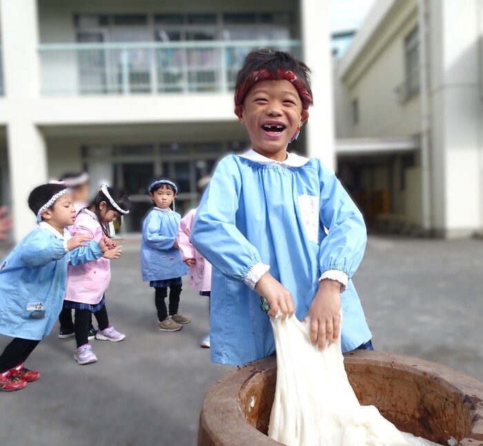 お餅の感覚を触って確かめているところです☆(おもちつき)