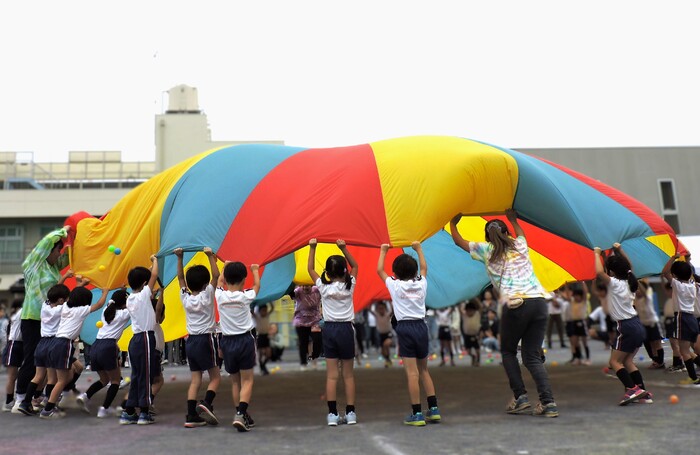 年中組で力を合わせたパラバルーン(運動会)