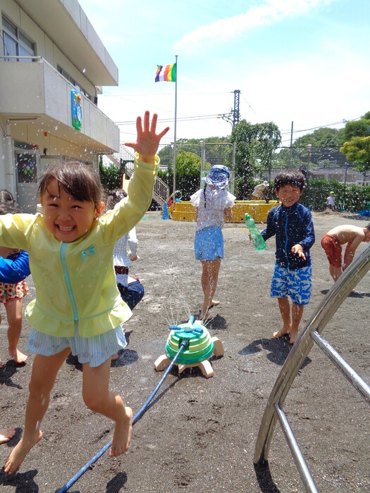 おうちから水鉄砲を持参して大盛り上がり！（水遊び）