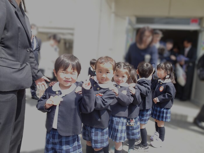 入園式後は電車になって集合写真を撮りました！(入園式)