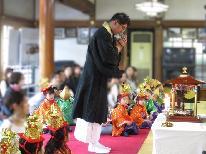 本堂で親子でお参りをしました☆(花まつり)