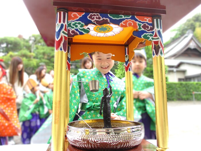 お釈迦様に甘茶をかけました♪(花まつり)